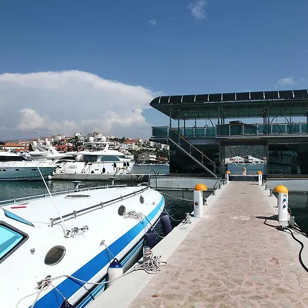 Marina Frapa - Otok 4*